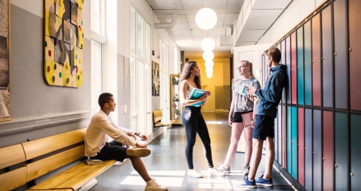 What to Consider When Choosing a Language School in England?